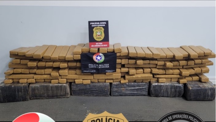 Motorista tenta fugir, colide carro e acaba preso com 270 kg de maconha