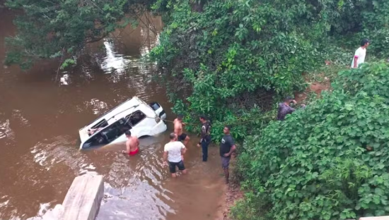 Médica de SC e outras quatro pessoas da mesma família morrem após carro cair em rio de RO
