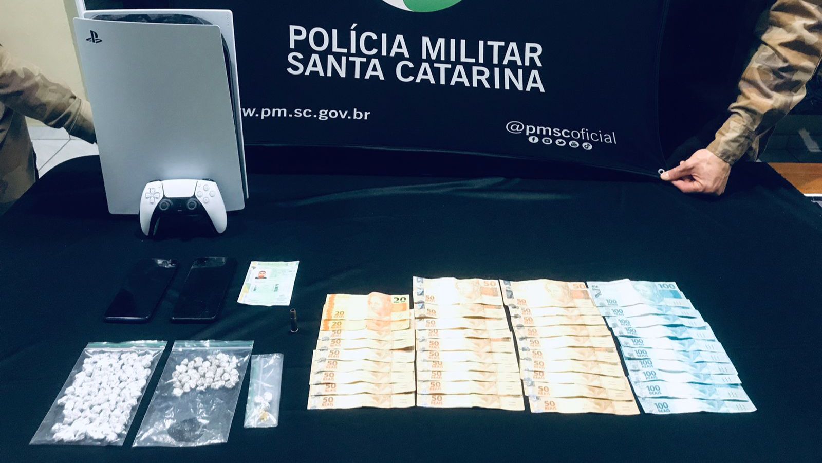 PM localiza ponto de tráfico de drogas após abordar usuários no Vila Nova