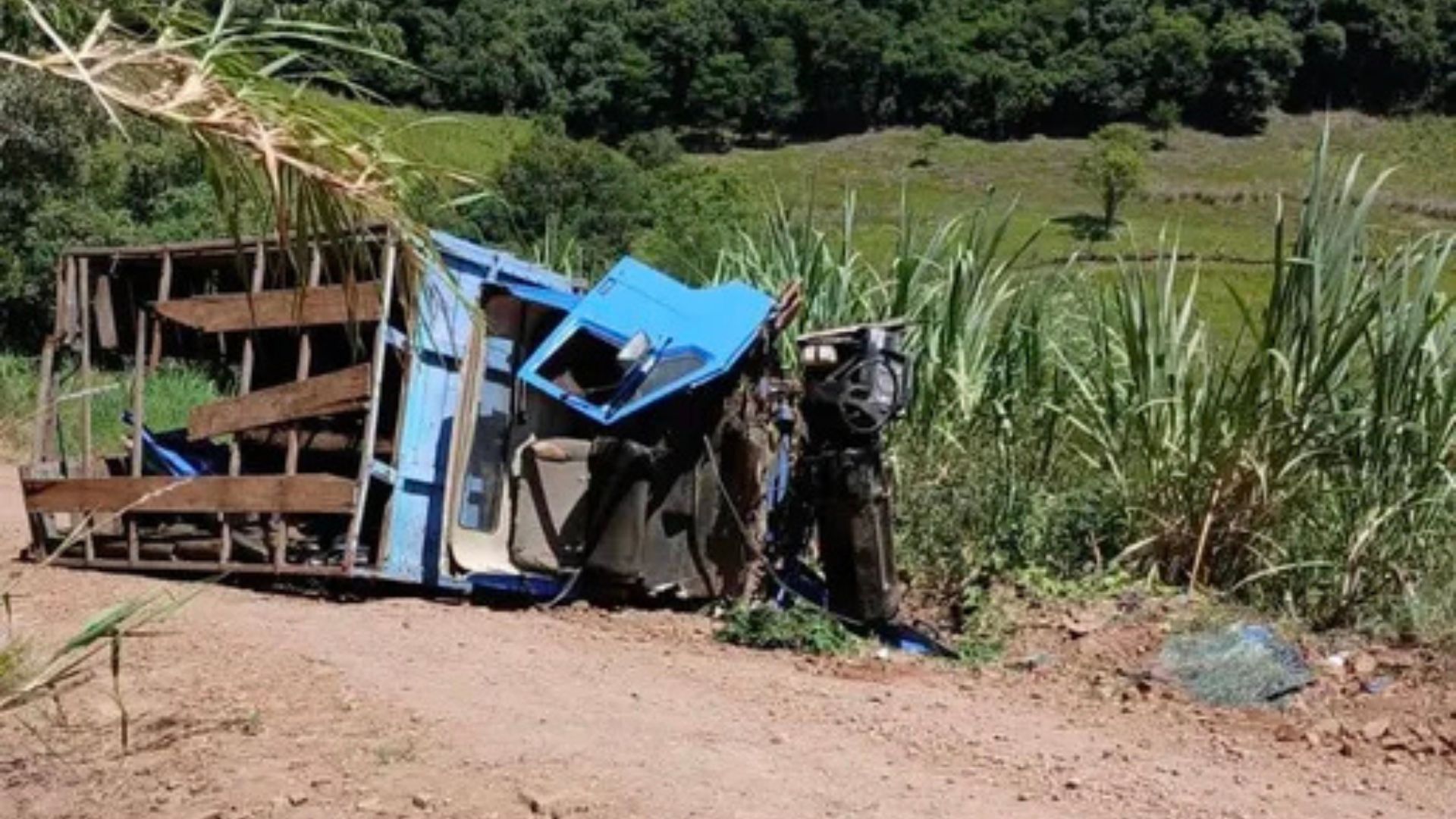 Caminhão tomba no interior e deixa três feridos