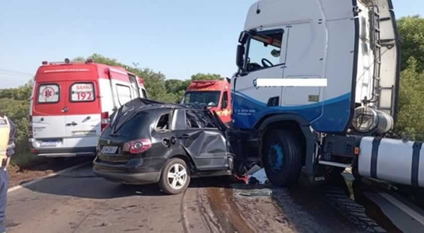 Acidente entre carro e carreta deixa quatro mortos na RS-135, em Passo Fundo
