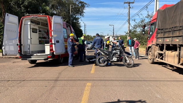 Motociclista fica gravemente ferido ao colidir em caminhão estacionado