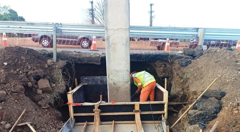 Passarela derrubada por caminhão começa a ser reconstruída