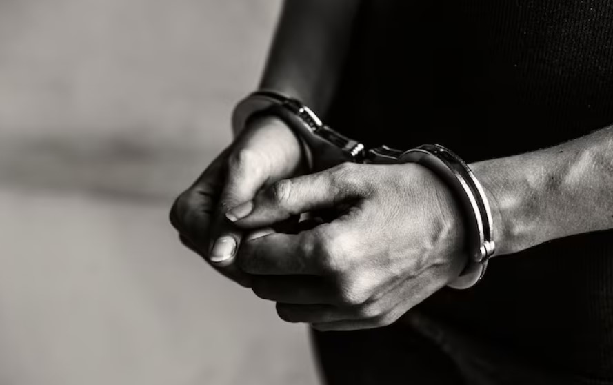 Homem é preso após roubo R$ 30 em salão de beleza