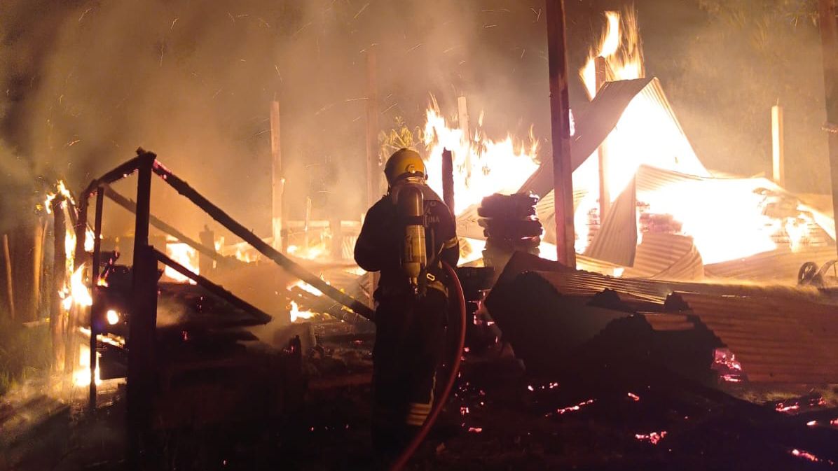 Incêndio destrói galpão no interior