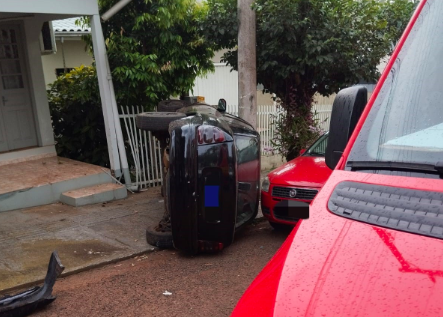 Carro desgovernado desce ladeira e capota com criança dentro no Oeste