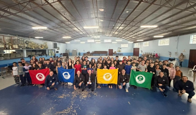 Alunos e professores participam de encontro regional do Programa Verde é Vida