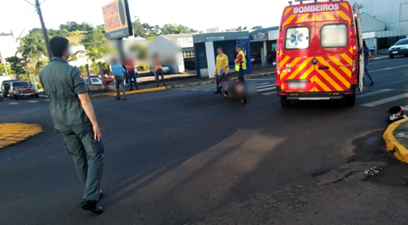 Condutora de moto é encaminhada ao Hospital após colisão com carro