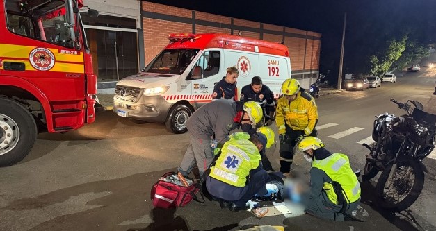 Jovem sofre fratura no braço após colisão entre moto e utilitário no Centro