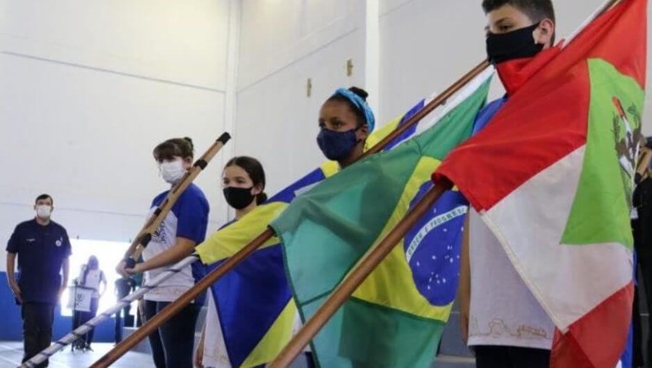 SC vai na contramão do governo federal e quer manter escolas cívico-militares