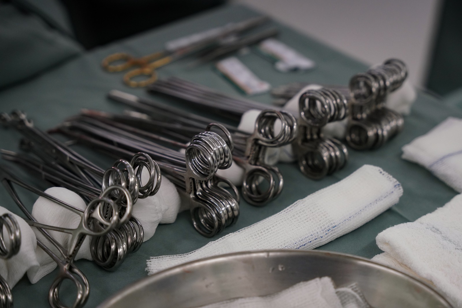 Estado viabiliza cirurgia inédita em paciente jovem com tumor ósseo pelo SUS