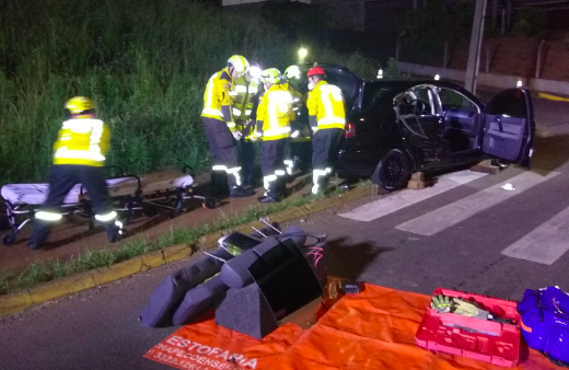 Mulher de 24 anos fica presa nas ferragens em colisão entre carros