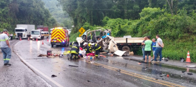 Grave acidente entre carreta e caminhão mobiliza grande efetivo no Oeste de SC