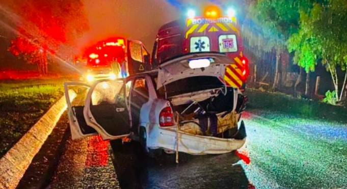 Jovem fica ferido ao colidir carro contra barranco na SC-480