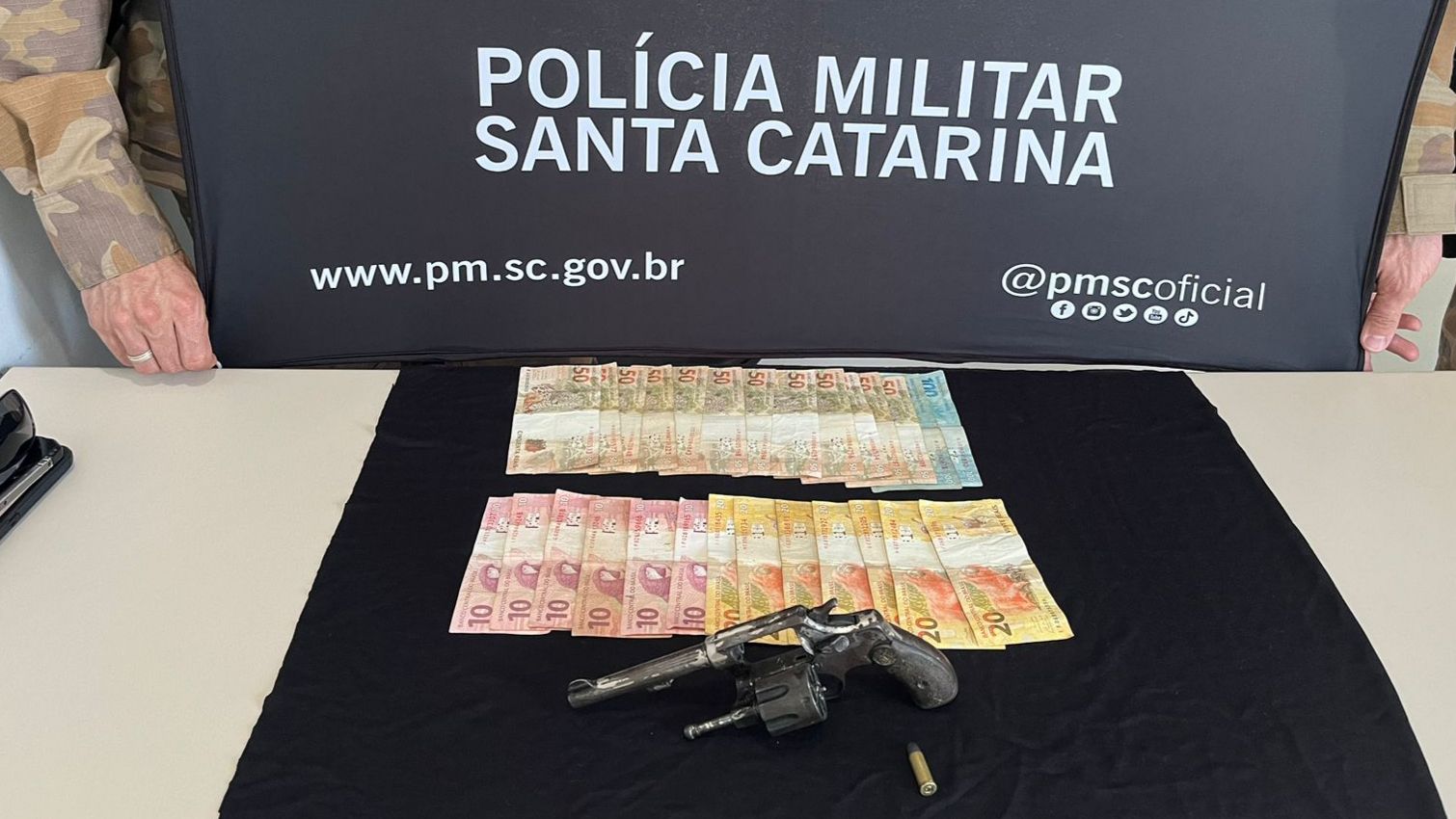 Homem é flagrado com revólver na cintura durante abordagem da PM