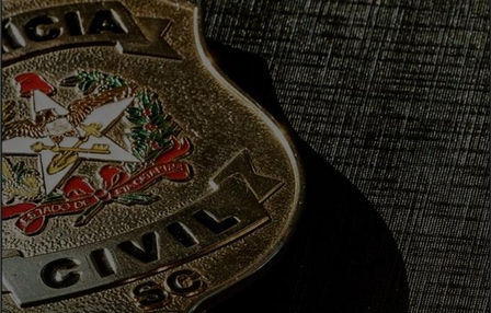 Pai é preso por incitar filho a assassinar a própria mãe