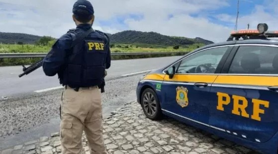 Homem é preso por tentar subornar policiais rodoviários em SC