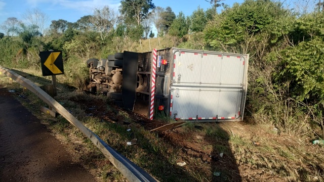 Caminhão baú de São José do Cedro sai da pista e tomba na BR-280