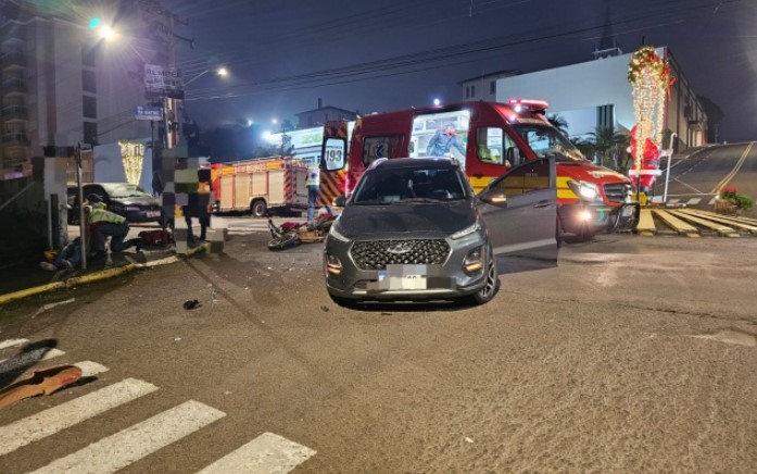 Motociclista fica ferido em colisão com carro no Centro