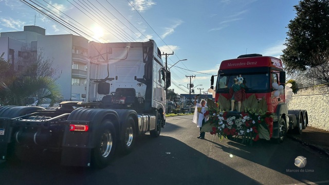 Mais de 500 veículos participam de procissão na festa do colono e motorista