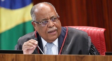 Ministro do TSE multa advogado que pediu anulação do julgamento que deixou Bolsonaro inelegível