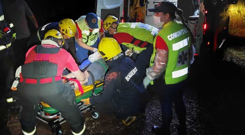 Amarok que transitava na BR 282, sai de pista e cai em ribanceira