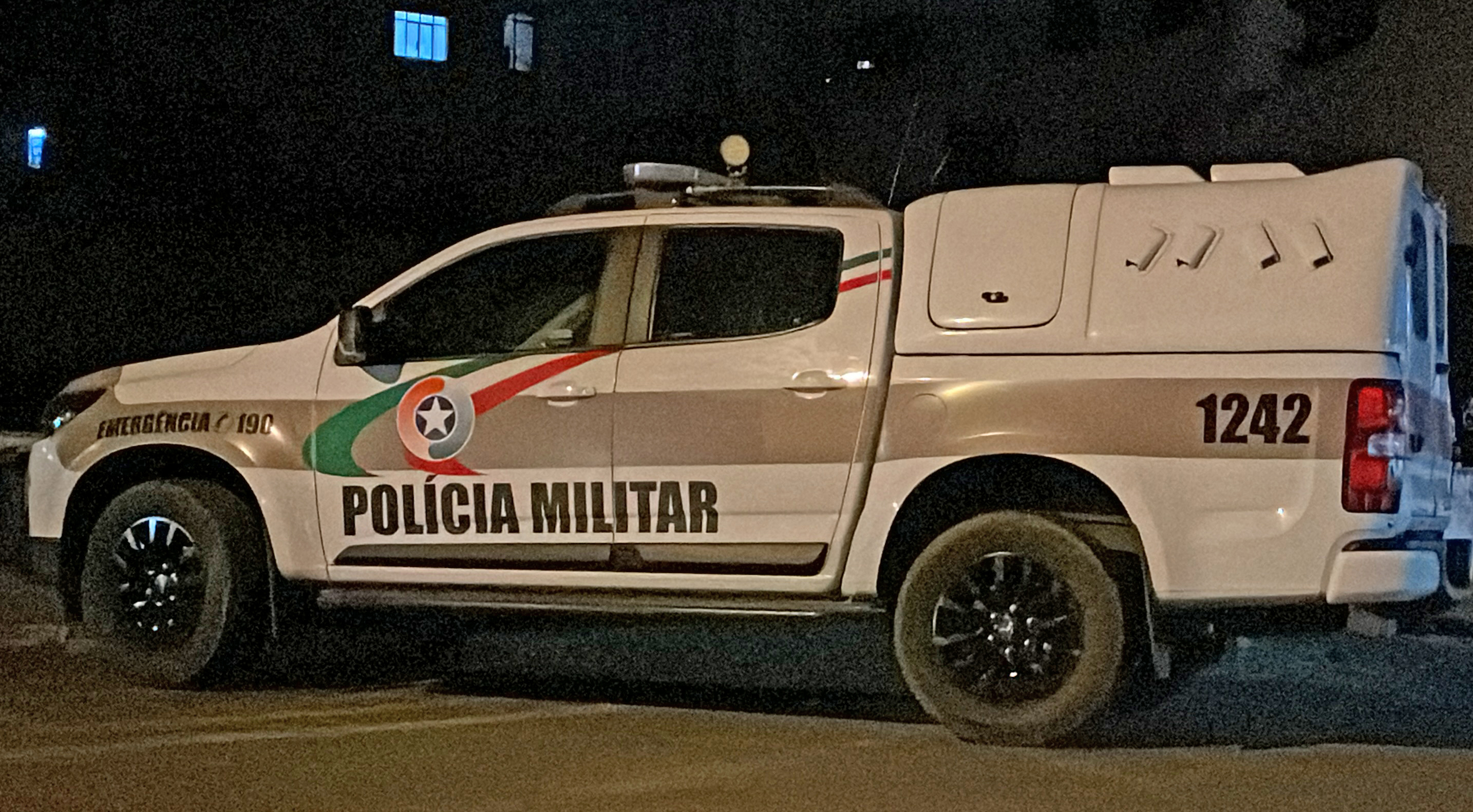 Mulher fica ferida após pedra ser arremessada contra residência
