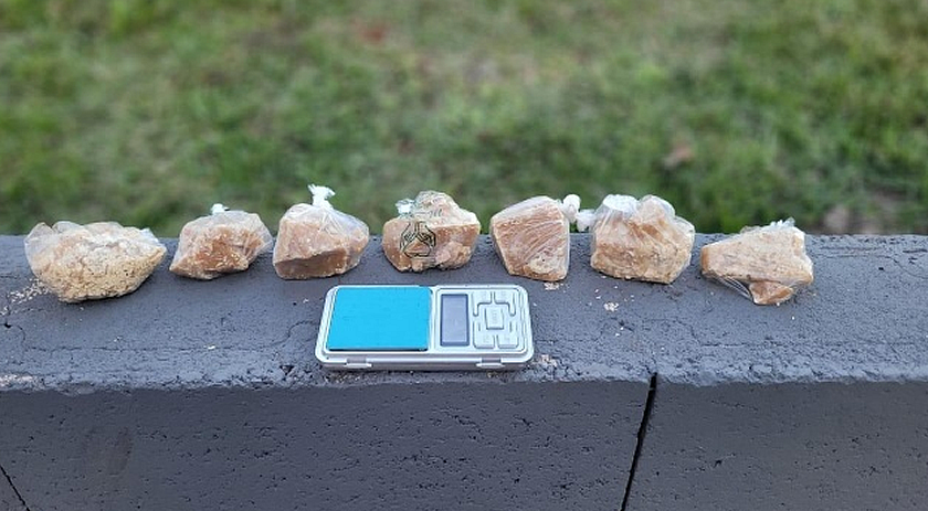 Polícia encontra crack enterrado em mata usada por traficantes