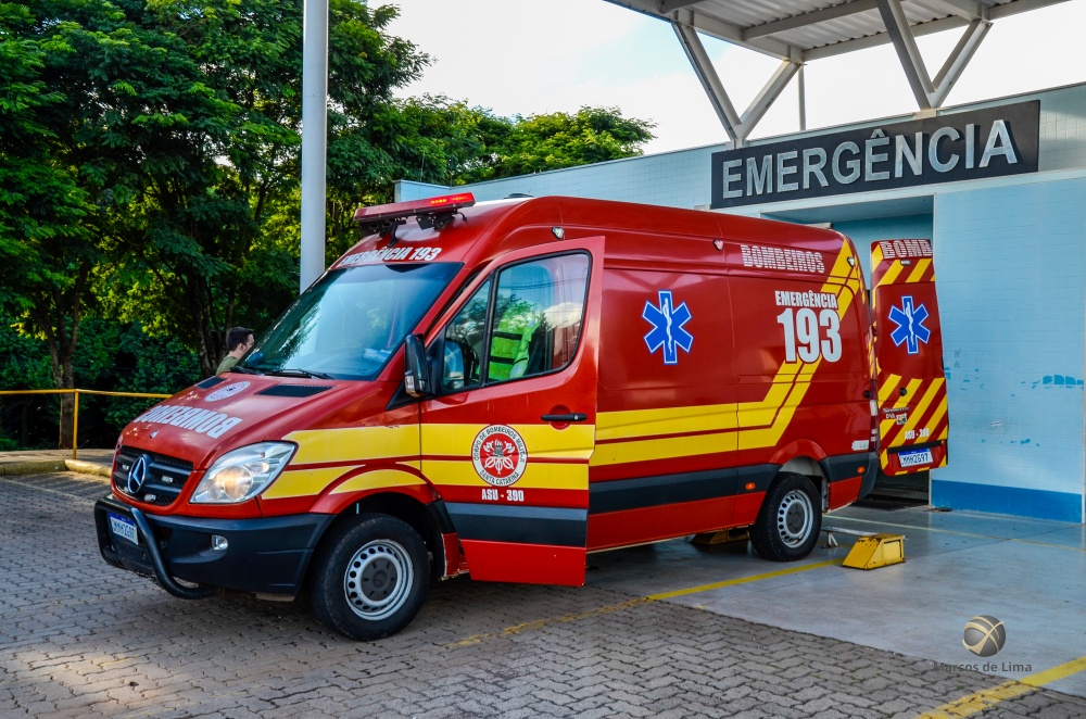 Homem sofre ferimentos graves após cair de telhado em Descanso