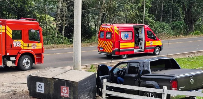 Motorista sai ileso de colisão em poste na SC-163