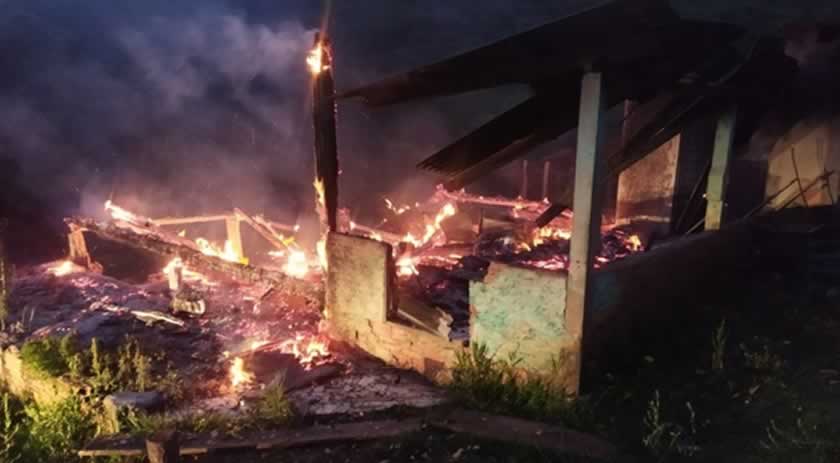 Bombeiros são chamados para atender incêndio no interior do município