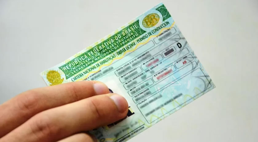 Motoristas de 50 a 69 anos poderão renovar CNH gratuitamente uma vez; entenda as regras