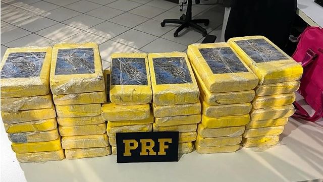 Mulheres são flagradas com carga milionária de cocaína na BR-282