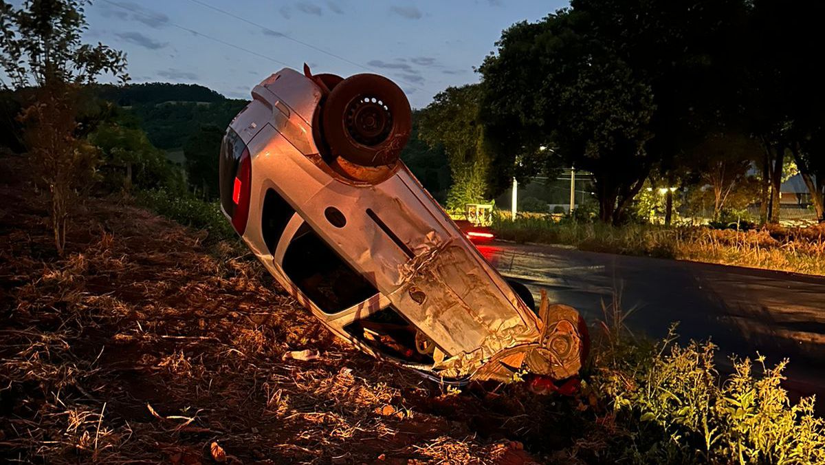 Veículo sai da pista e capota após colisão com carreta em Caibi