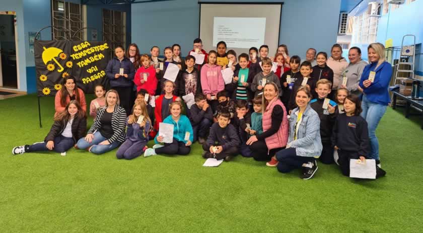 Jovens da Casa Familiar e alunos do Cebem participaram de uma roda de conversa sobre suicídio e seus fatores de risco