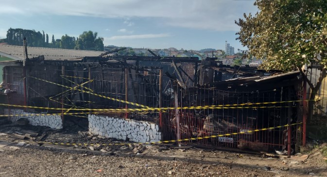 Após discussão, filho tranca pai em casa e coloca fogo no imóvel