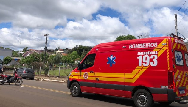Homem fica ferido em acidente entre carro e moto na Avenida Euclides da Cunha