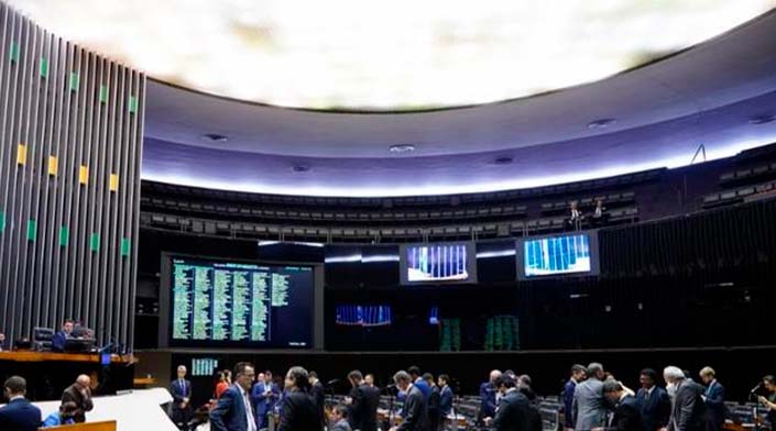 Câmara aprova aumento de salários a presidente, vice, deputados e senadores
