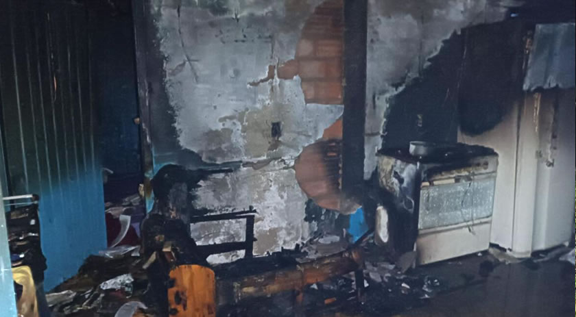 Incêndio em residência mobiliza bombeiros e Polícia Militar durante a madrugada
