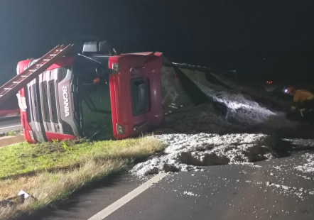 Motorista sofre ferimentos leves após tombar carreta na BR-158