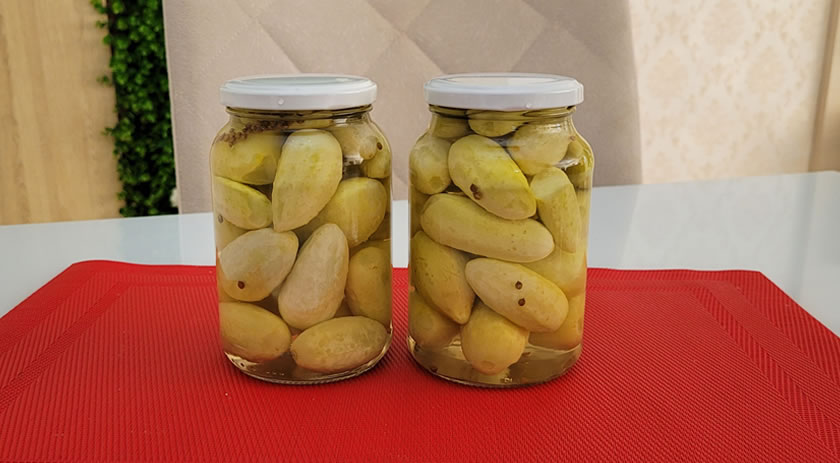 Dete ensina a preparar conserva de pepino caseiro