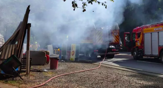 Incêndio destrói restaurante nas margens da SC-480, em Chapecó