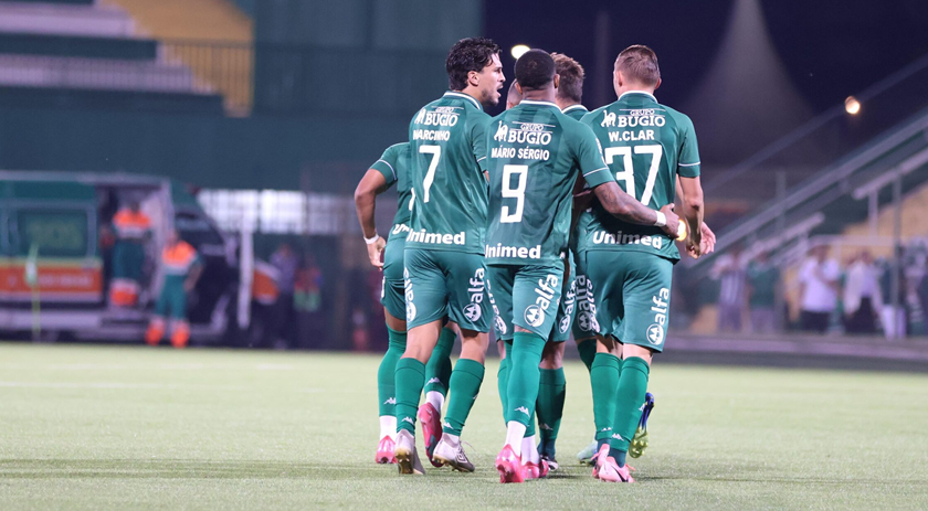 Chapecoense vence o Criciúma e respira na Série B