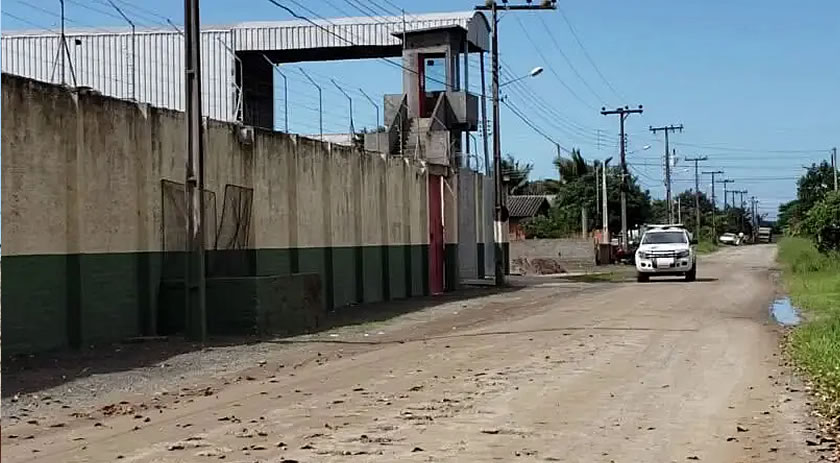 Detentos cavam buraco e fogem de presídio no Sul de SC