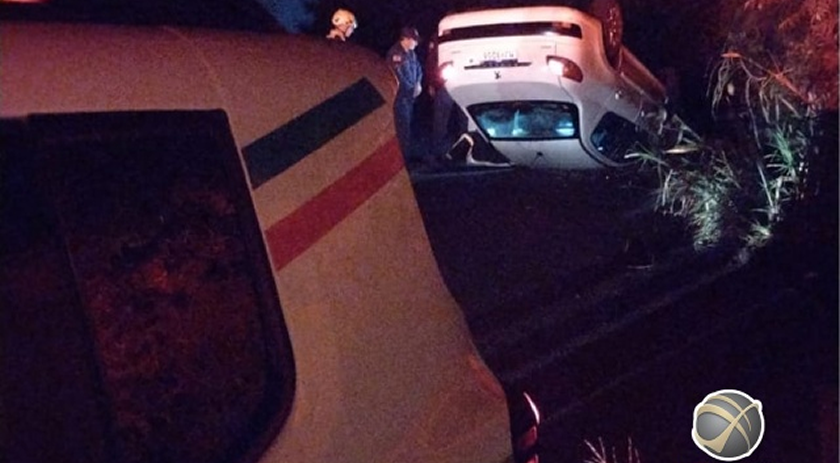 Condutor abandona carro após capotamento
