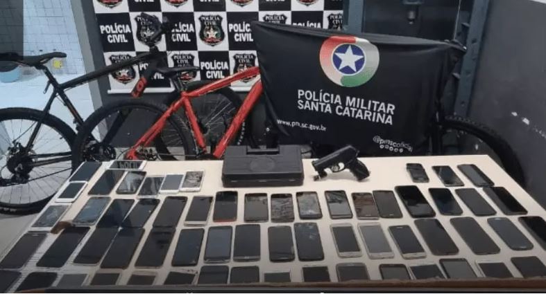 Coleção? PM encontra 79 celulares em casa de dupla suspeita por receptação