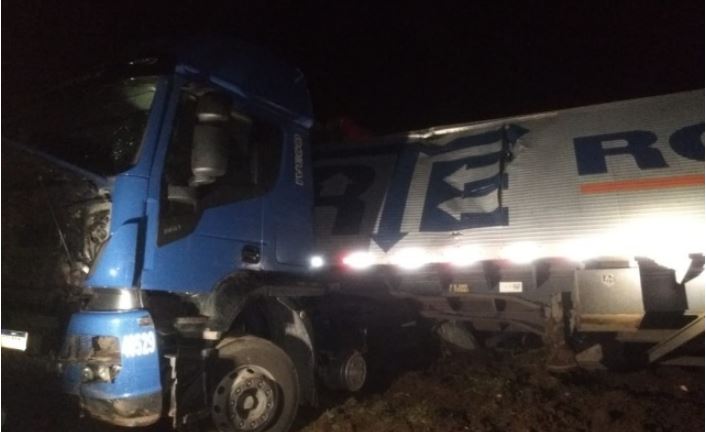 Motorista fica ferido ao perder controle da direção e sair da pista em Ponte Serrada