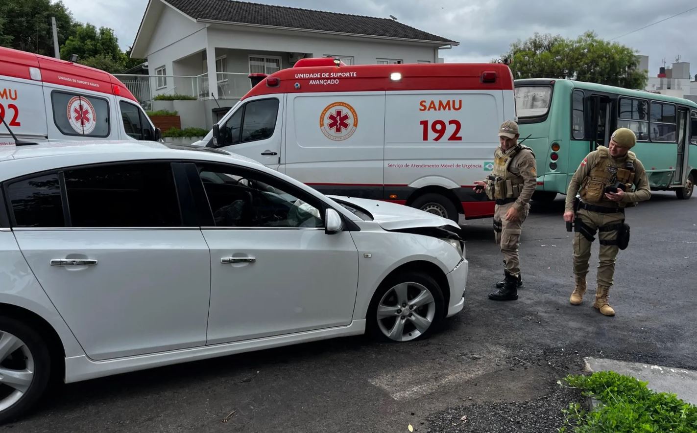Criança é socorrida pelo SAMU após acidente entre carro e ônibus