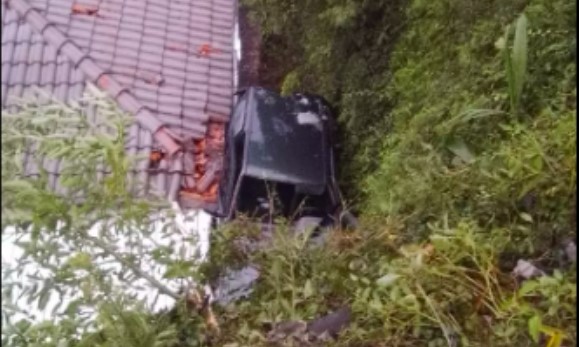 Carro sai da pista e para no telhado de uma casa no Oeste de SC