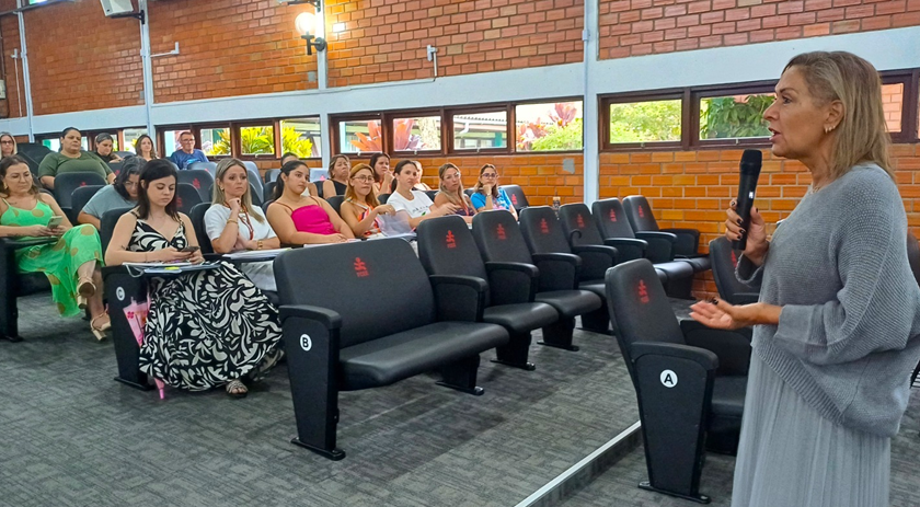 Fundação Catarinense de Educação Especial capacita corpo técnico na metodologia de ensino estruturado para crianças com autismo